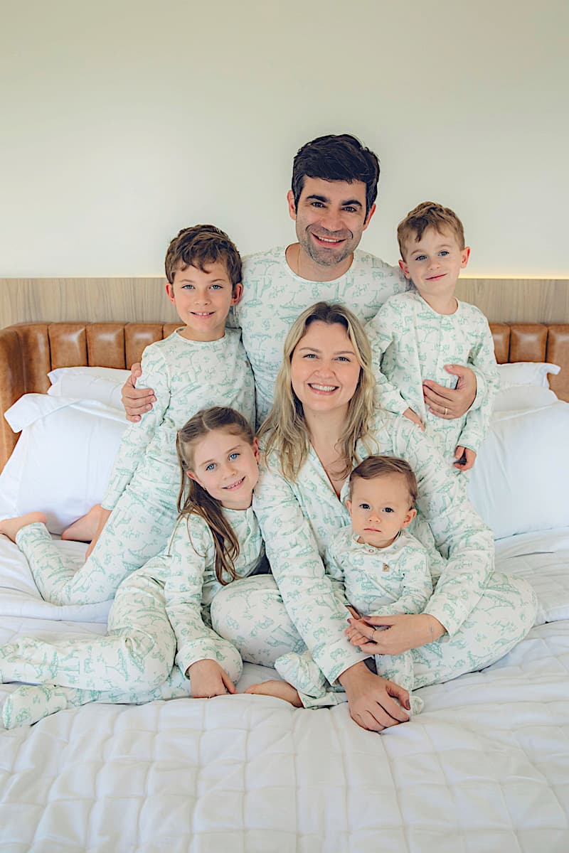 Babi com seus quatro filhos, todos vestindo pijamas Welpie